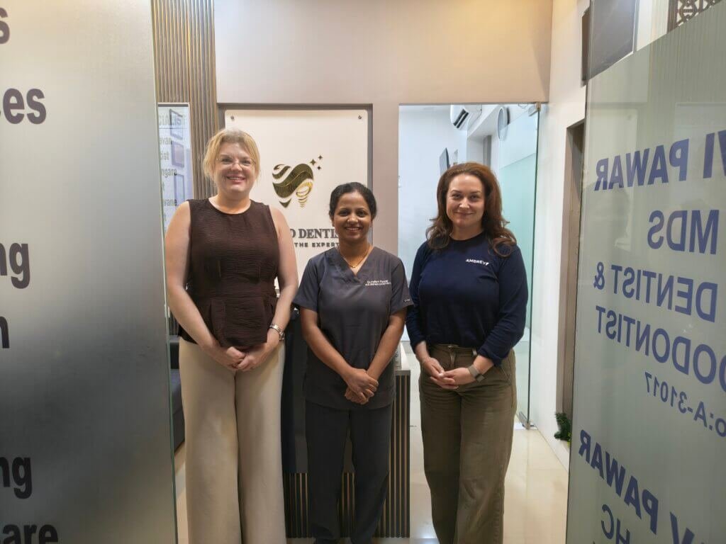 Dentist in Thane West Professional dental scaling and cleaning procedure for a UK patient at Dr. Pawar’s Advanced Dentistry in Thane West, Maharashtra.